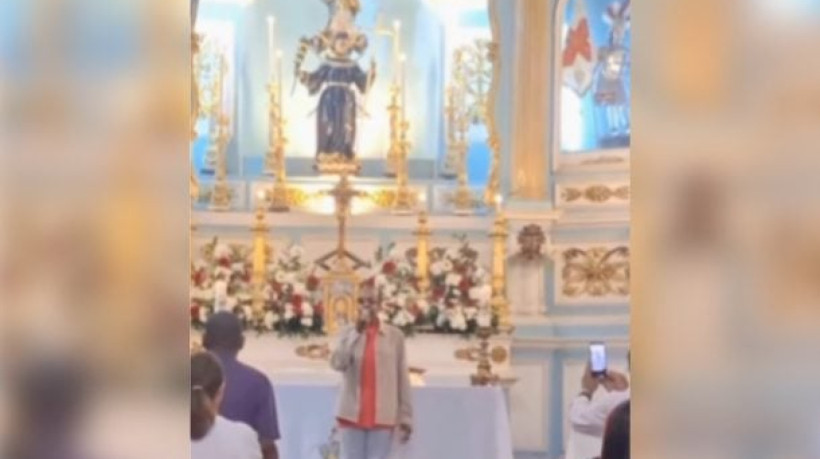 Vídeo mostra um trecho da apresentação de Jorge Ben Jor, que surpreendeu frequentadores da Igreja de São Jorge após a missa