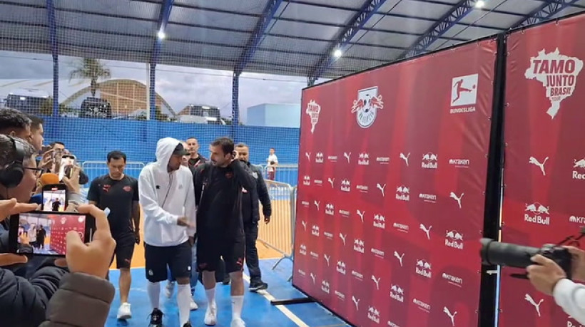 Neymar e Xavi Simons chegam para amistoso em Bragança Paulista