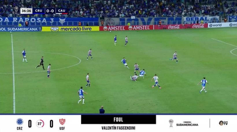 Cruzeiro com um a mais! Zagueiro do Unión comete falta feia e recebe vermelho