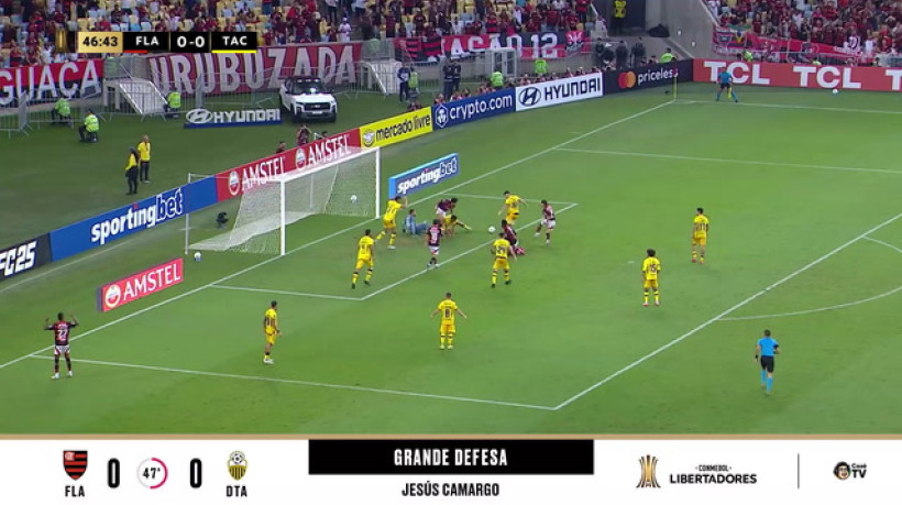 Gérson recebe livre na pequena área, mas cabeceia em cima do goleiro