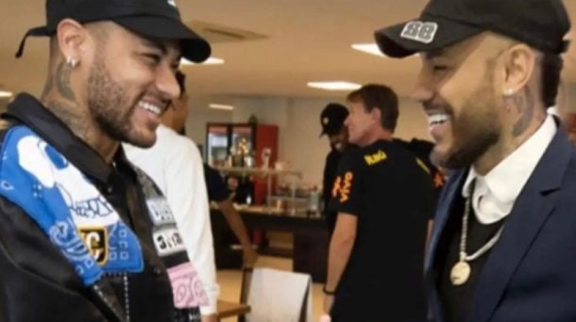 Imagens mostram o resultado do procedimento feito por Eigon Oliveira com intuito de reforçar ainda mais suas semelhanças com o atacante 