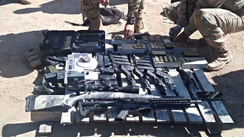 Dois fuzis, quatro pistolas, um revólver e quatro artefatos explosivos foram apreendidos pela PM-CE durante operação em que três suspeitos foram mortos em intervenção policial
