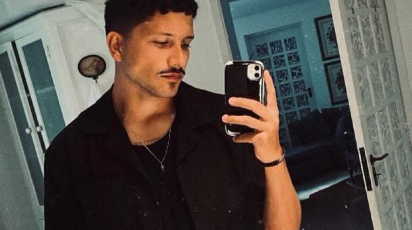 Volante estava sem entrar em campo desde julho do ano passado, quando tentou reatar o relacionamento com a cantora