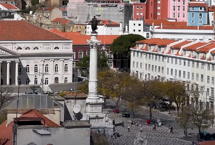 Alguns especialistas apontam que Portugal não revisou criticamente seu colonialismo, ao contrário do Brasil, onde o tema é mais debatido.