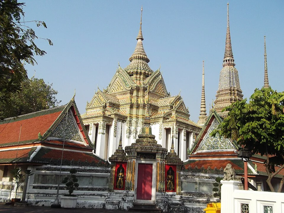 O Templo Wat Pho foi erguido no século XVI e expandido em 1788. É também um centro tradicional de medicina tailandesa e massagem. Um dos mais antigos e respeitados de Bangkok.