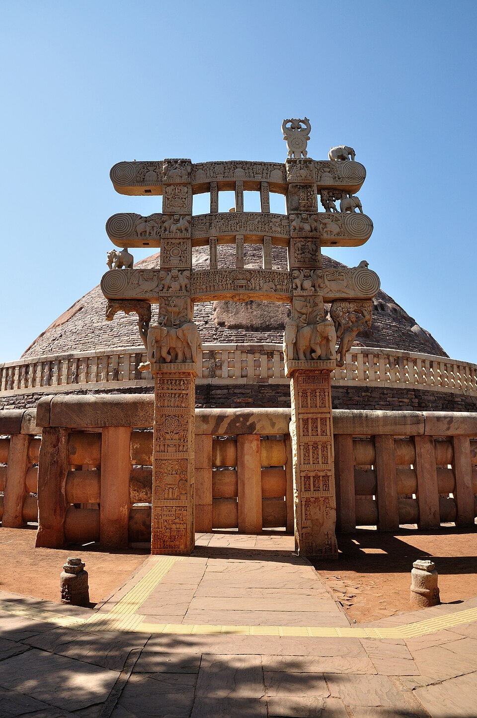 Templo Sanchi – Madhya Pradesh, Índia (século III a.C.) - Complexo que inclui estupas, mosteiros e pilares construídos por ordem do imperador Ashoka. A Grande Estupa de Sanchi é uma das mais antigas estruturas budistas e exibe relevos com cenas da vida do Buda.
