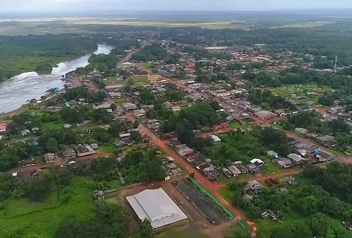 O local atrai curiosos, mas ainda é difícil de visitar. Fica em uma área de preservação ambiental, perto da cidade de Calçoene, considerada a mais chuvosa do Brasil. 