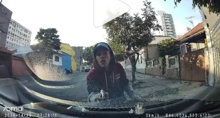 O assalto foi no Sacomã, na zona sul da capital paulista. Um motorista de aplicativo teve que entregar o carro e, já no começo, os bandidos se atrapalharam para ligar o veículo. Depois, ao perceber a câmera, um deles tenta quebrar o equipamento,mas quebra o retrovisor e os outros o repreendem. Uns discutem com os outros, numa cena que viralizou. 