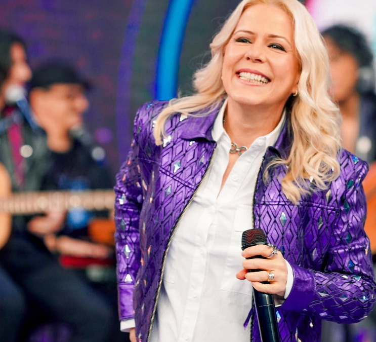 Uma das vozes mais icônicas da música popular brasileira, a cantora Paula Toller completou 62 anos no dia 23 de agosto de 2024.  