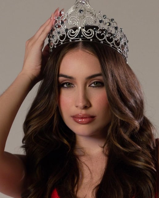 Muita gente confunde os concursos de Miss. O Miss Brasil Mundo, vencido por Jessy Pedroso, é o concurso que seleciona a representante brasileira para o Miss Mundo. Jessy é professora de inglês e já havia participado de edições anteriores do Miss Brasil, destacando-se por sua postura e oratória. 