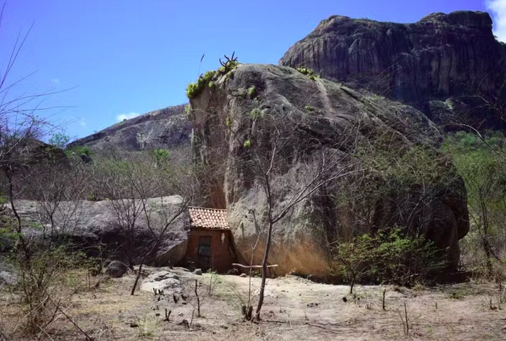 Uma casinha minúscula construída entre duas rochas gigantes no sertão cearense, no distrito de Missi (Irauçuba), tem chamado a atenção por sua localização inusitada. 