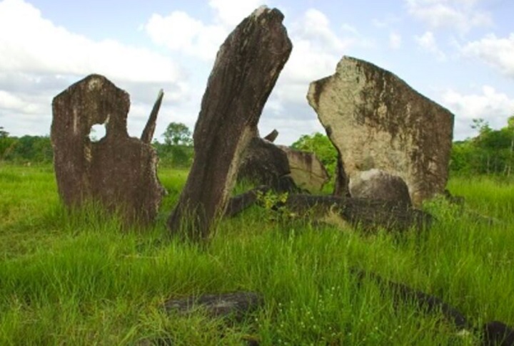 Uma estrutura rochosa localizada em uma colina do litoral norte do Amapá chama a atenção de quem visita o local.