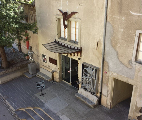 Inicialmente, o Château St. Germain foi espaço de uma simples exposição de seu trabalho, na década de 1990. O evento foi um sucesso e Giger se apaixonou pelo castelo