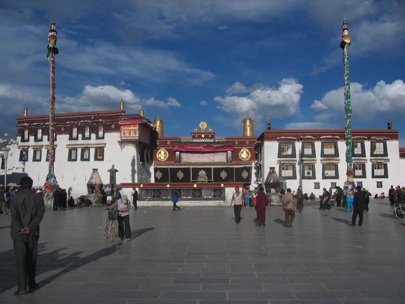 Templo Jokhang – Lhasa, Tibete (c. 652 d.C.) - Principal centro de peregrinação do budismo tibetano, abriga a estátua Jowo Shakyamuni, considerada a mais sagrada do Tibete. É um local de devoção intensa, com peregrinos que se prostram ao seu redor continuamente.