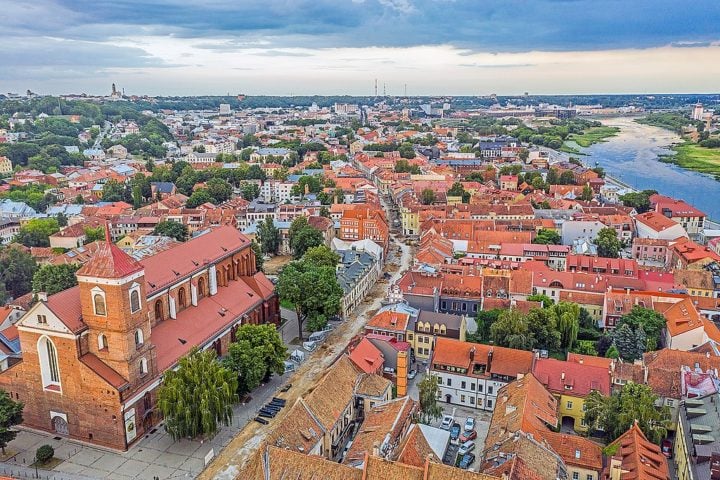O centro histórico barroco bem preservado de Vilnius, e Kaunas, que será a Capital Europeia da Cultura em 2025, são atrativos imperdíveis do país.