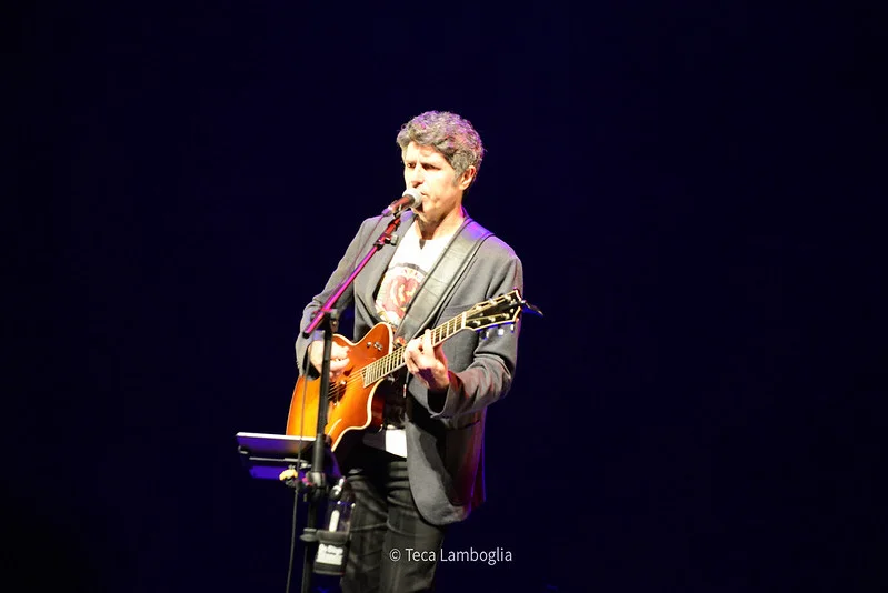 A cantora também namorou Leoni, seu companheiro de Kid Abelha, por dois anos. Eles se conheceram na faculdade e depois criaram a banda, mas Leoni a deixou em 1986 após divergências. 