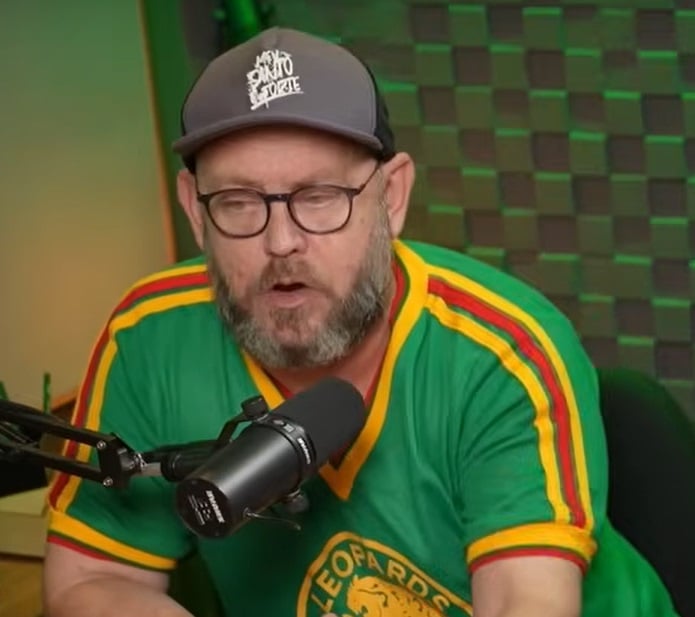 O escritor, professor, historiador e compositor brasileiro, Luiz Antônio Simas também faz aniversário dia 2. Ele, que é botafoguense fanático, nasceu em 1967. 