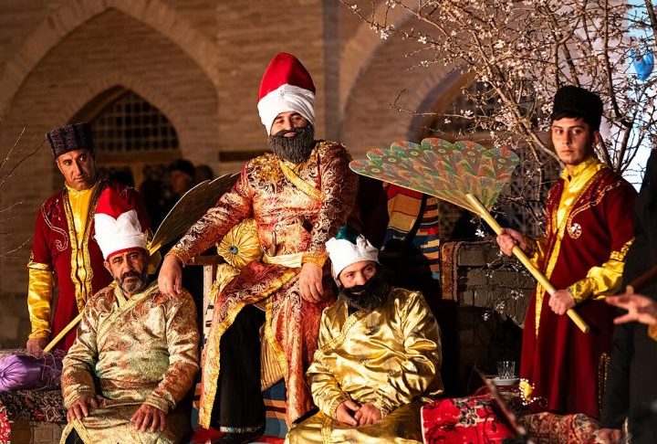 O país também é conhecido por suas tradições de hospitalidade, culinária baseada em arroz, carne, ervas e frutas secas, e festas como o Novruz, o Ano Novo persa.