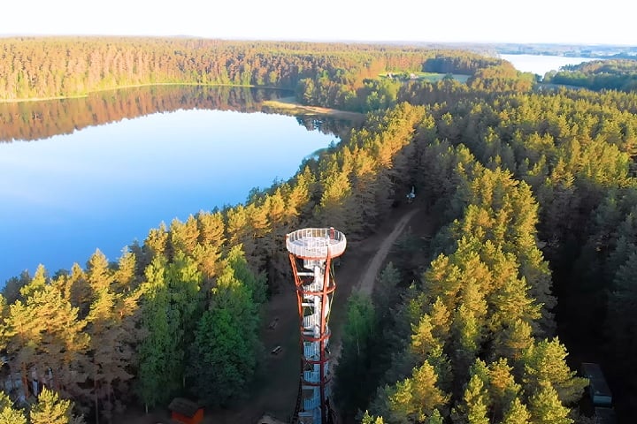 A paisagem da Lituânia é predominantemente plana, com vastas florestas, lagos e áreas agrícolas.