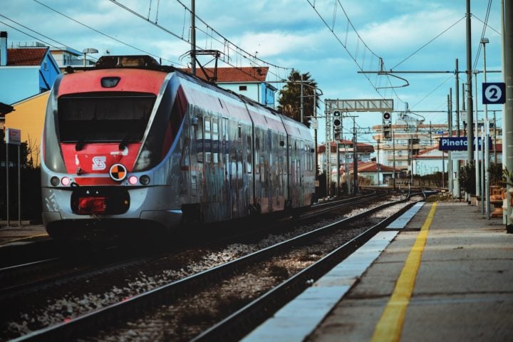 O Trem Intercidades, que está em fase de implantação, tem tudo para quebrar essa marca. Mas, ainda assim, não é nada chamativo. O projeto prevê a operação de trens com velocidade máxima de 140 km/h, ligando São Paulo a Campinas em uma hora. 