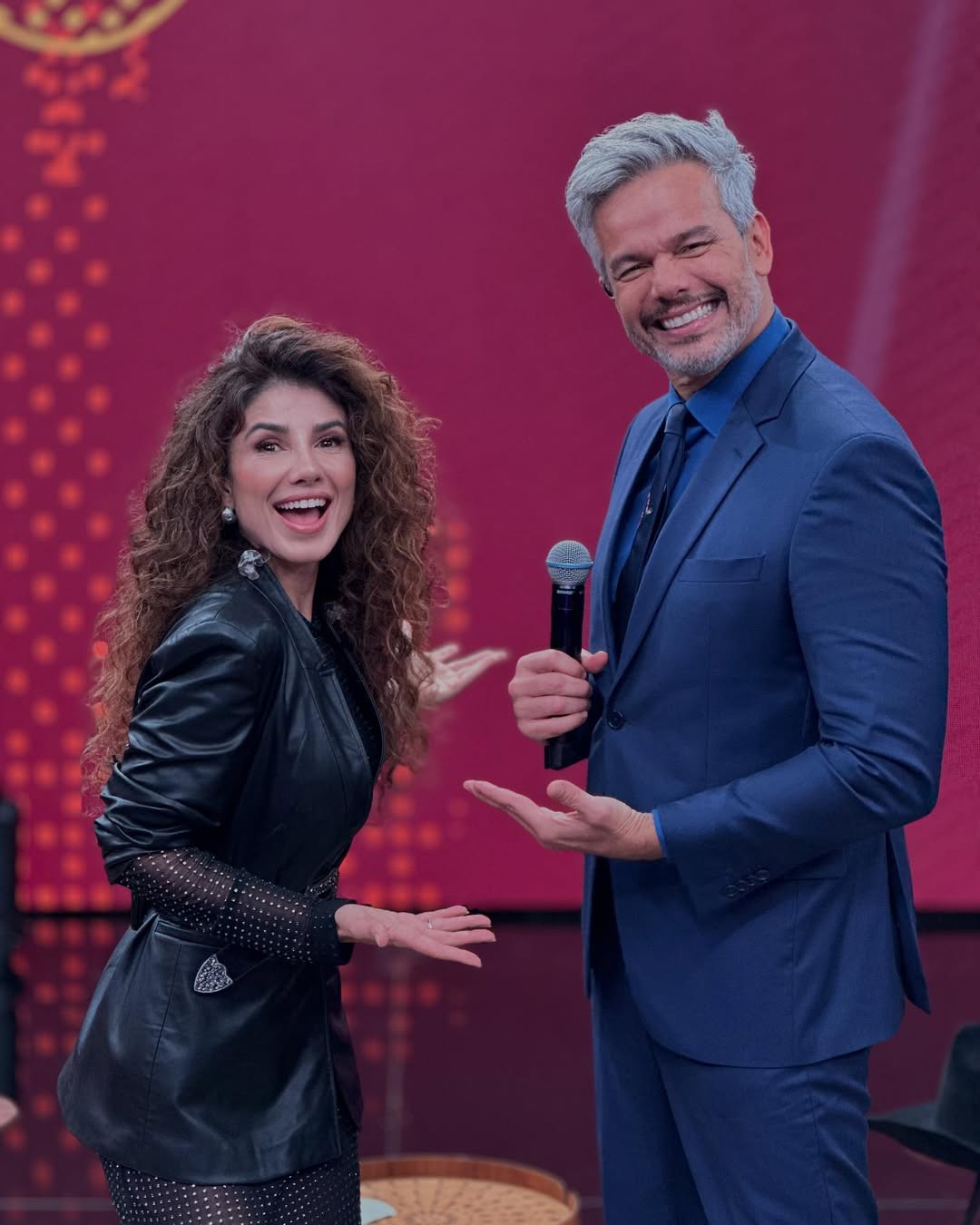 “Na verdade, eu fiz em uma hora. Mas foi maravilhoso, fiquei muito feliz com o resultado. A canção é uma viagem pela trama, porque eu já assisti. Eu não acredito em coincidência, mas tinha que ser a Paula Fernandes cantando o tema de abertura, com certeza”, declarou a cantora sertaneja no programa “Melhor da Noite”, apresentado por Otaviano Costa na Band.
