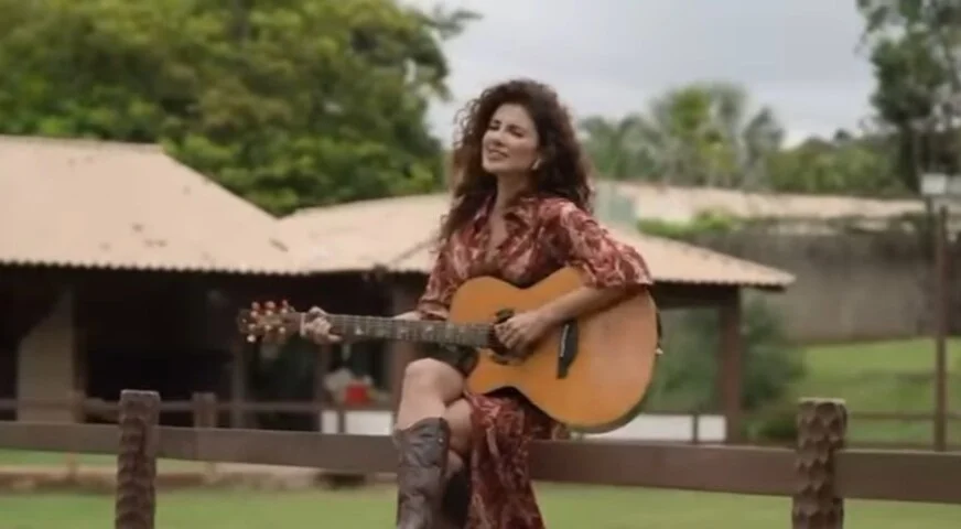 No dia 10/05, Paula Fernandes divulgou o clipe de “Paixão de Mulher” em suas redes sociais. A peça mostra a cantora em um ambiente campestre intercalando com cenas do folhetim. 
