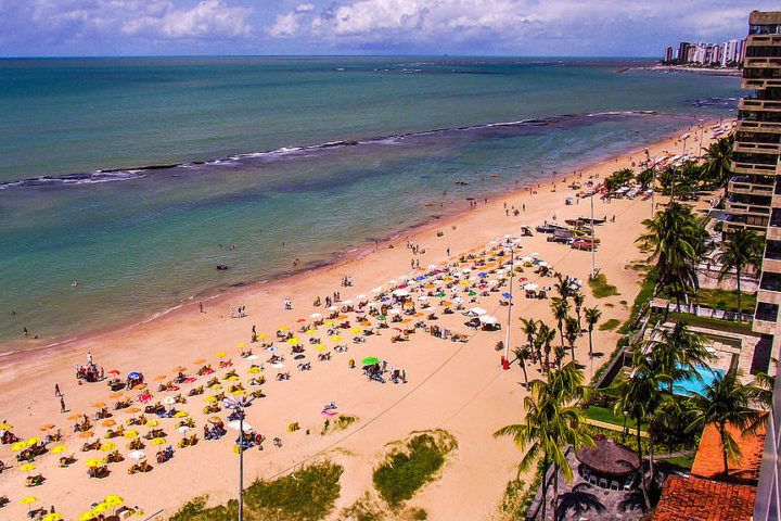 A prefeitura de Jaboatão informou que o trecho, de mais de 2 km de extensão,  fica até interditado em fases com maior risco de ataque de tubarão. Mesmo assim, as pessoas insistem em entrar na água. 