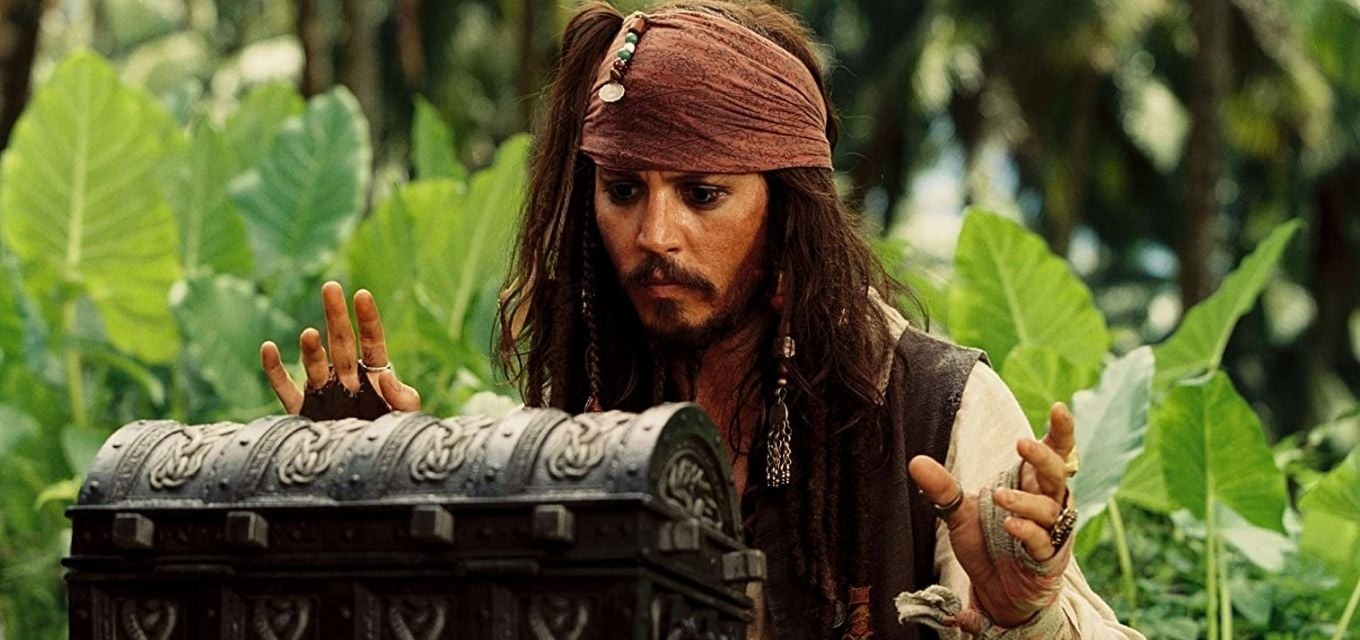 Piratas do Caribe: O Baú da Morte (2006)
Dirigido por Gore Verbinski, estrelado por Johnny Depp e Orlando Bloom, segue a busca por um baú amaldiçoado. Zimmer criou a icônica música “He's a Pirate”, símbolo da franquia.

