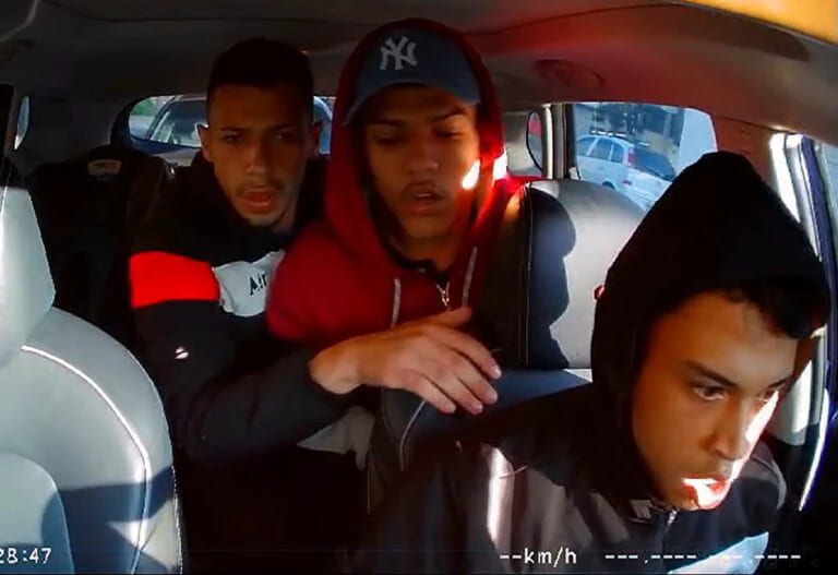 Ladrões que roubaram um carro em 2024 em São Paulo chamaram atenção na internet depois que imagens do crime entraram nas redes sociais. Eles se apavoraram ao perceber que estavam sendo filmados pela câmera de segurança do veículo. 