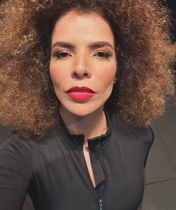 Curiosamente, ela nunca teve formação musical formal. Aos 14 anos, mudou-se sozinha para Uberlândia (MG) para investir nos estudos.