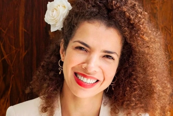 A artista também é conhecida por seu engajamento em causas sociais, especialmente ligadas à valorização da cultura afro-brasileira, à defesa do meio ambiente e ao empoderamento feminino. 