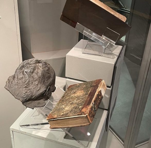 Apesar de seu valor histórico, a natureza macabra do objeto divide opiniões. Enquanto o museu defende sua importância, alguns escritores consideram os livros repugnantes e criticam sua exposição.