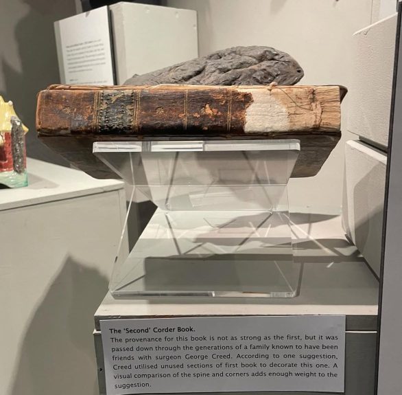 O exemplar foi doado por descendentes de um cirurgião que participou da dissecação do assassino e tem pele apenas na lombada e nos cantos da capa.