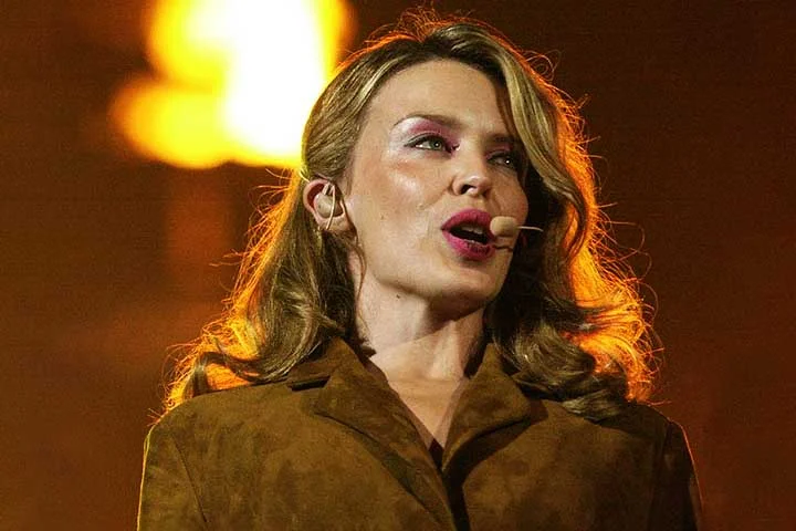 A cantora e atriz Kylie Minogue completou 57 anos em 28/05. Atualmente, ela está em ação na Tension Tour, a 16º turnê de sua carreira.


