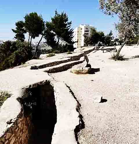 Mais um achado bíblico - Outra descoberta em Israel também dá pistas de mais um episódio narrado na Bíblia. Os pesquisadores identificaram vestígios de campos militares assírios que podem se relacionar ao cerco de Jerusalém pelo rei Senaqueribe. 

