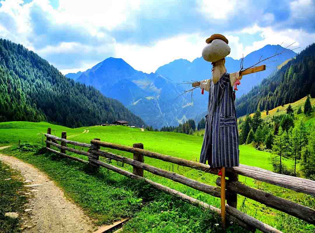 Com o passar dos séculos, várias culturas adotaram o uso dos bonecos para espantar predadores das plantações. 
