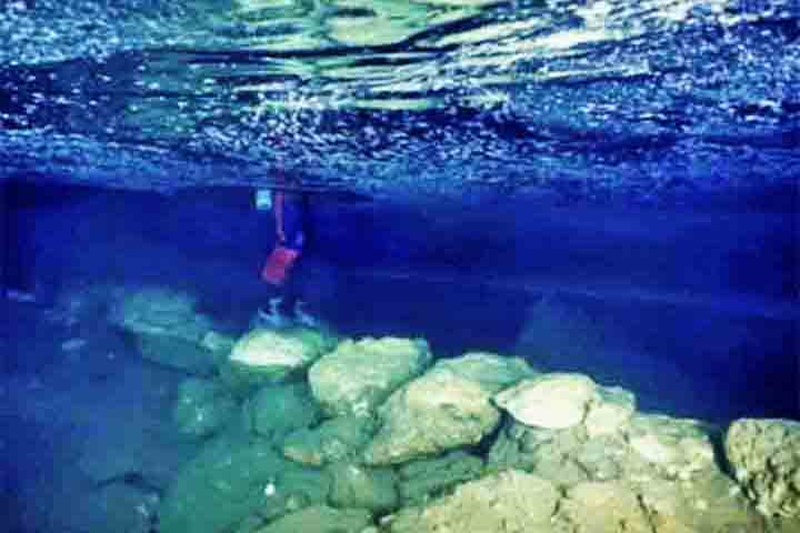 A análise da ponte de 7,6 metros de comprimento, que está submersa na Caverna Genovesa, levou os pesquisadores a concluírem que sua construção data de quase 6 mil anos. 
