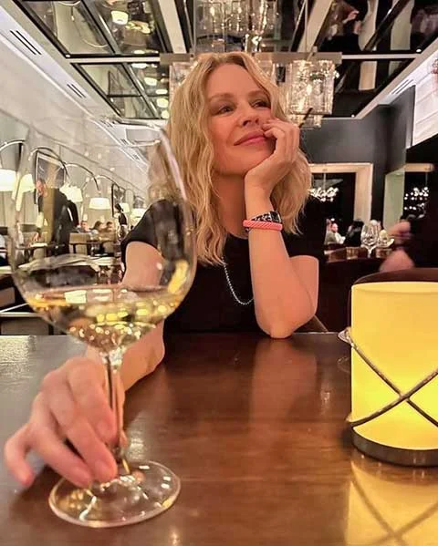 Além de ser amplamente reconhecida na indústria da música, a artista também é reverenciada no universo da moda por seu estilo elegante. 
