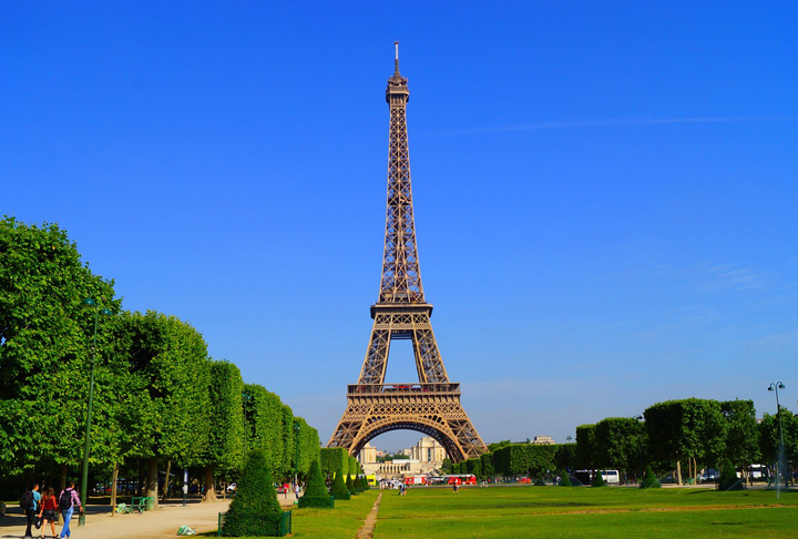 Torre Eiffel - Inaugurada em 1889 para a Exposição Universal, a Torre Eiffel, projetada por Gustave Eiffel, é o símbolo mais icônico de Paris. Originalmente criticada, tornou-se uma maravilha da engenharia e uma das atrações mais visitadas do mundo.