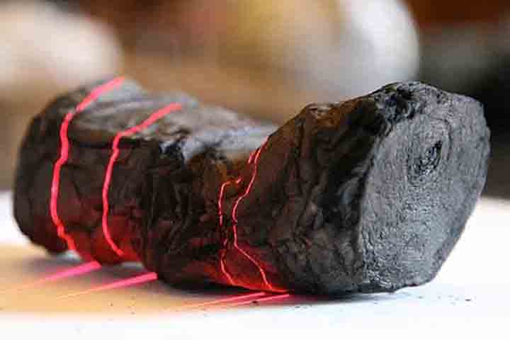 Inteligência artificial na arqueologia - Pesquisadores anunciaram em fevereiro ter conseguido ler trechos de um pergaminho carbonizado na erupção do Vesúvio, em 79 d.C., com o auxílio de inteligência artificial. Ele fazia parte de um conjunto de 1.800 pergaminhos encontrados no século 18 nos escombros de Herculano, cidade romana destruída pela erupção do vulcão. 
