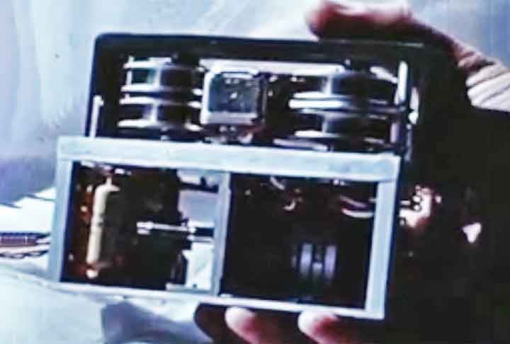 Existem regulamentações internacionais rigorosas que definem os padrões para a fabricação e uso das caixas-pretas. Organizações como a Organização Internacional da Aviação Civil (ICAO) estabelecem diretrizes para garantir que todas as aeronaves sejam equipadas com esses dispositivos.