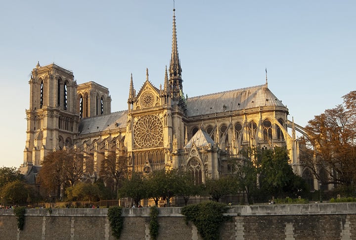 Catedral de Notre-Dame - Construída entre 1163 e 1345, Notre-Dame é um dos melhores exemplos da arquitetura gótica francesa. Localizada na Île de la Cité, foi cenário do famoso romance O Corcunda de Notre-Dame de Victor Hugo.