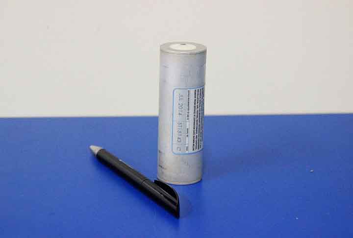 Após um acidente, as caixas-pretas são localizadas usando transponders de localização de emergência e recuperadas por equipes de resgate. Elas têm uma bateria interna que emite um sinal de rádio, ajudando a encontrá-las em meio aos destroços.