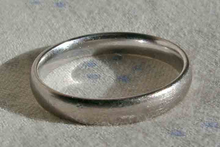 Um revestimento de ródio, no entanto, não é insensível aos efeitos do desgaste diário e aos materiais abrasivos. Para limitar o desgaste, deve-se evitar o uso das joias com banho de ródio quando se faz atividades de limpeza doméstica, jardinagem e outras atividades que pode destruir rapidamente o ródio. 