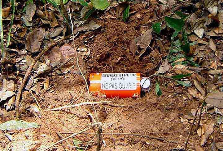 Caixas-pretas são dispositivos de registro utilizados principalmente em aviões para capturar dados críticos durante o voo. Elas gravam informações essenciais, como dados de voo e comunicações da cabine, ajudando a investigar acidentes e melhorar a segurança aérea. Apesar do nome, a maioria é de cor laranja para facilitar a localização após um acidente. Saiba, então, um pouco mais sobre esses importantes dispositivos.