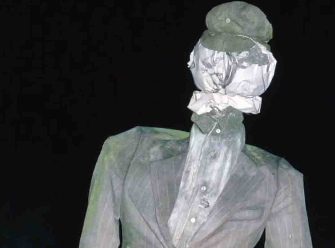 Um espantalho que sugere um fantasma, nas palavras do próprio fotógrafo. Colin Garrat cita o poeta Walter de la Mare, que referia-se a figuras que assustavam não só os corvos como até mesmo os homens. 

