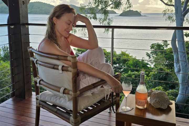 A estrela pop australiana nunca foi casada, mas já teve uma série de relacionamentos que se tornaram públicos. O último foi com Paul Solomons, que terminou em 2023. 
