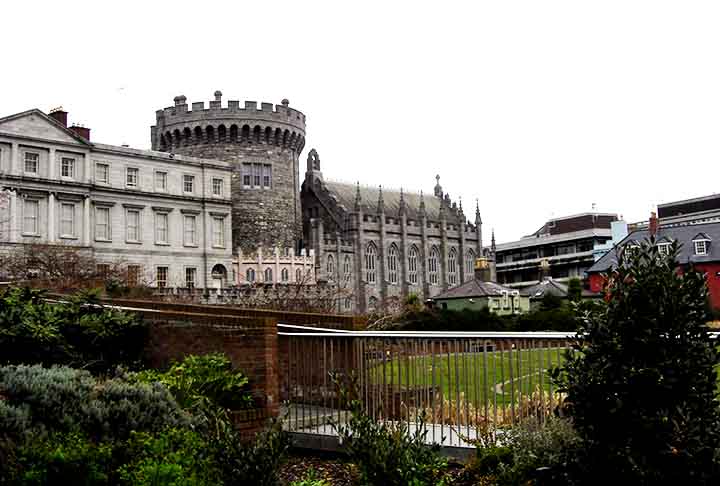 Castelo de Dublin - Dublin - Irlanda. O castelo é uma fortificação histórica que remonta ao Século XIII. Foi ampliado e renovado ao longo dos séculos, abrigando atualmente a sede do governo irlandês. O complexo inclui a Torre de Águia, a Capela Real e os jardins, sendo um popular ponto turístico e oferecendo uma visão da história medieval e moderna da Irlanda.