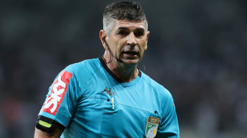 Árbitro envolvido em polêmica com a Raposa foi retirado da partida