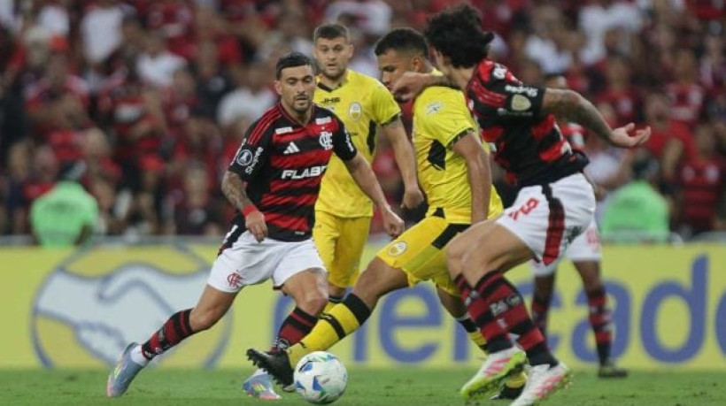 Meia uruguaio leva cartão por simulação e está fora do jogo de ida da competição continental